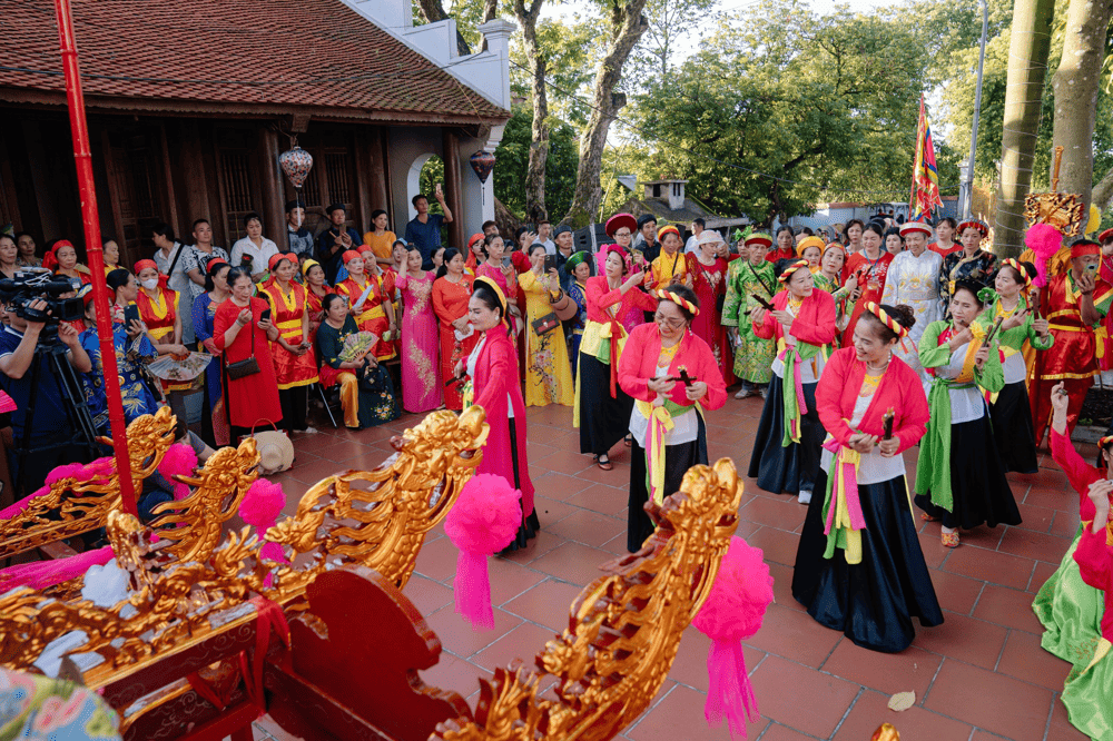 Du khách có thể thưởng thức ca nhạc, giao lưu văn nghệ trong lễ hội truyền thống (Nguồn: Fanpage Lảnh Giang Linh Từ)